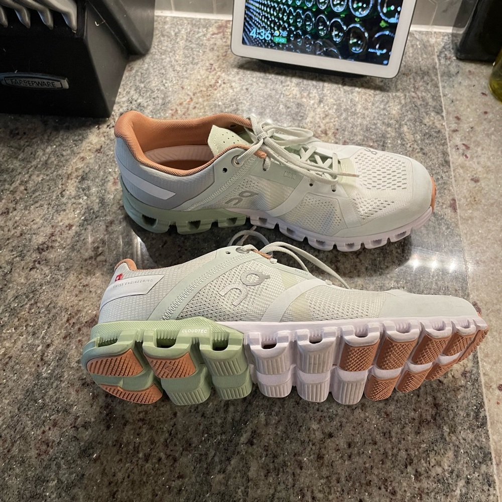Size 7 ON cloud Running shoe Worn only once